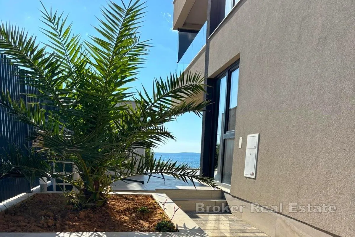 apartman prvi red do mora s bazenom - slika 15