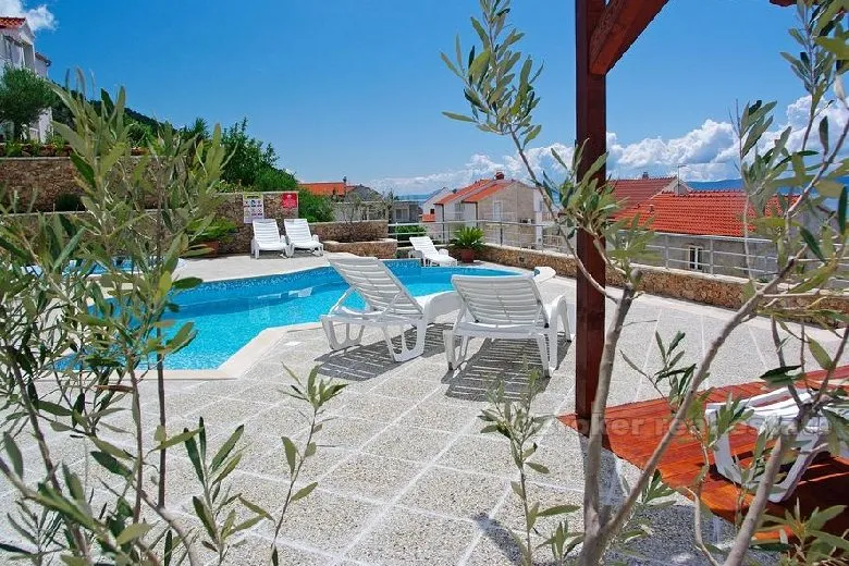 apartmanska kuća s bazenom i pogledom na more, na prodaju - slika 2