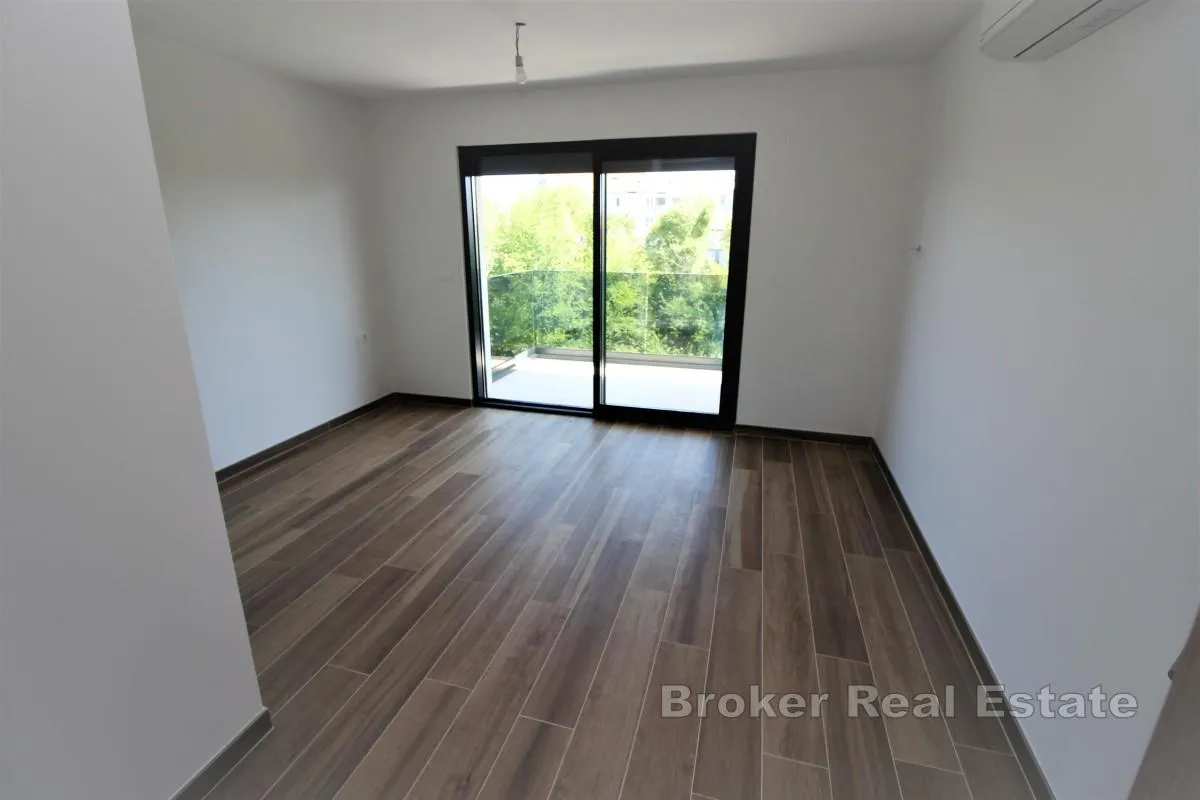 dvoetažni apartman s bazenom u blizini mora - slika 4