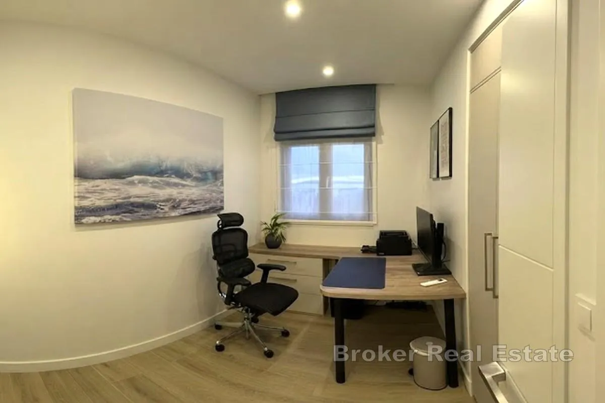 penthouse s krovnom terasom i pogledom na more - slika 13