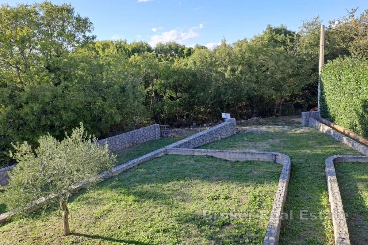kuća sa četiri apartmana i potkrovljem na mirnoj lokaciji - slika 6