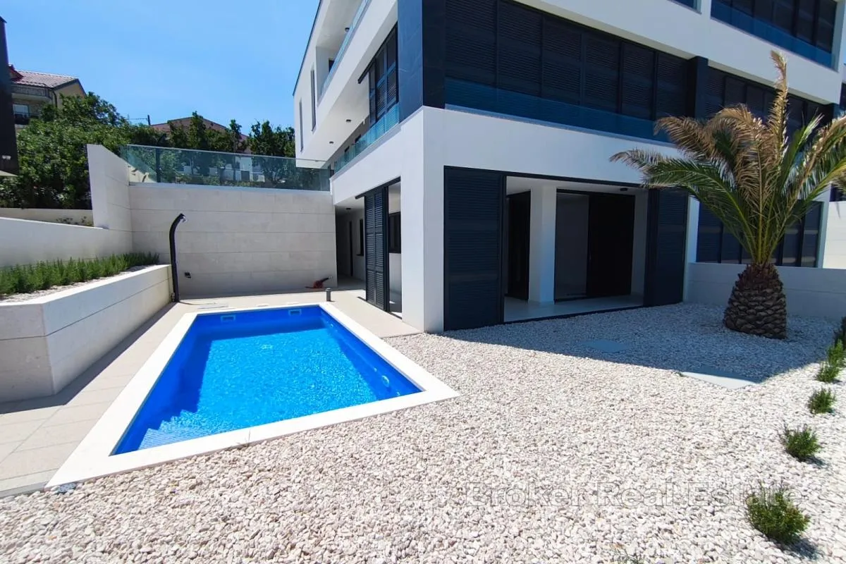 apartmani s bazenom i pogledom na more - slika 1