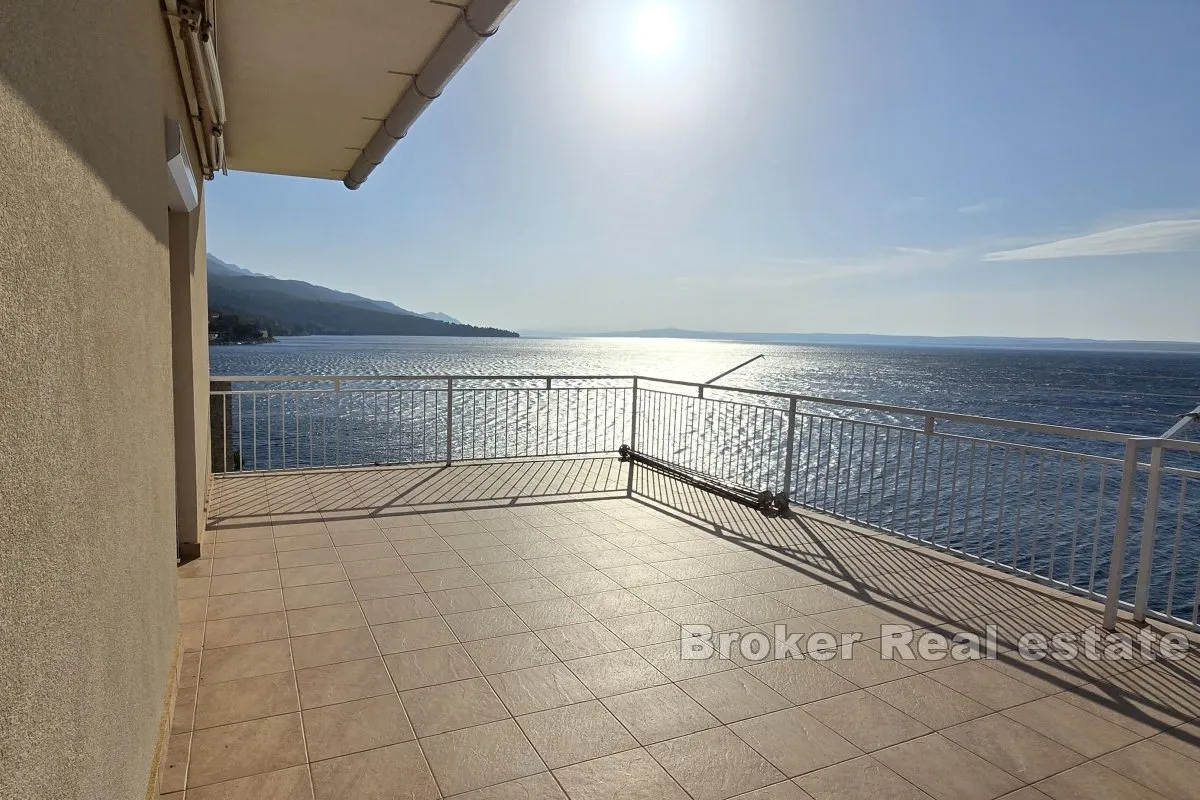 kuća s privatnim pristupom moru i betonskoj plaži - slika 2