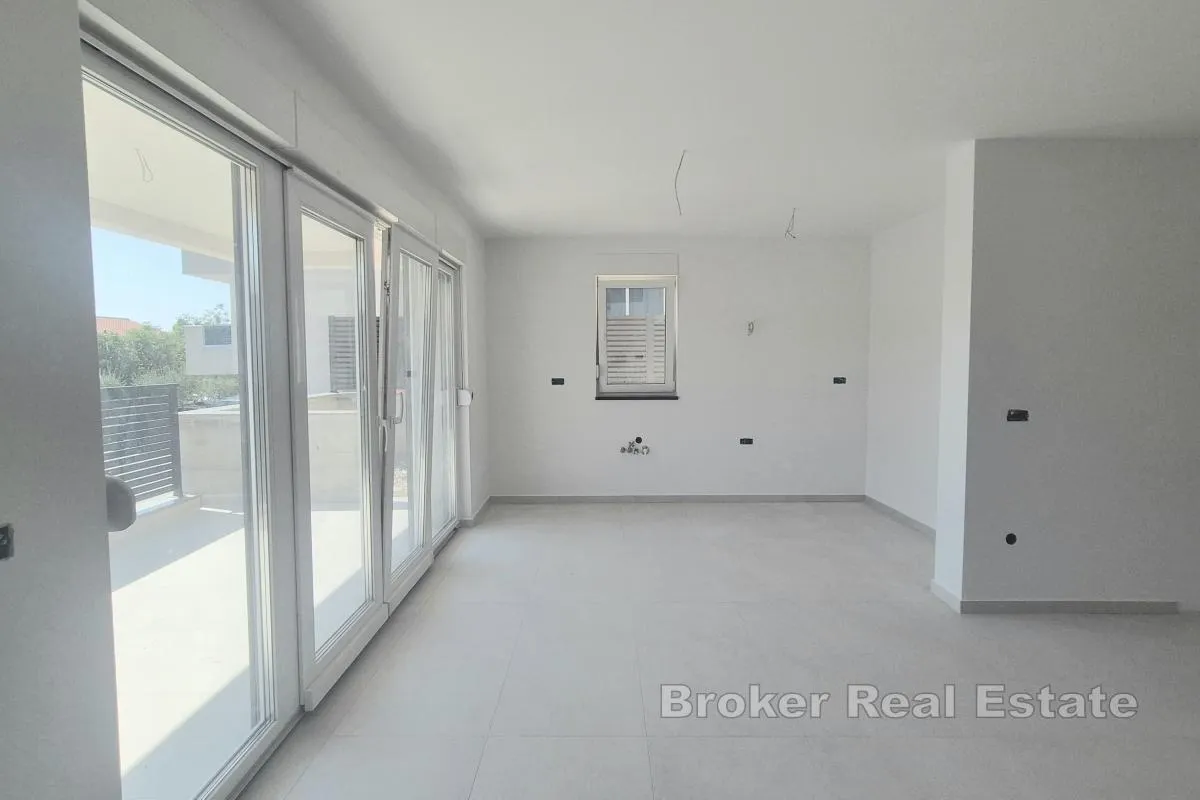 apartman u novogradnji s vrtom - slika 4