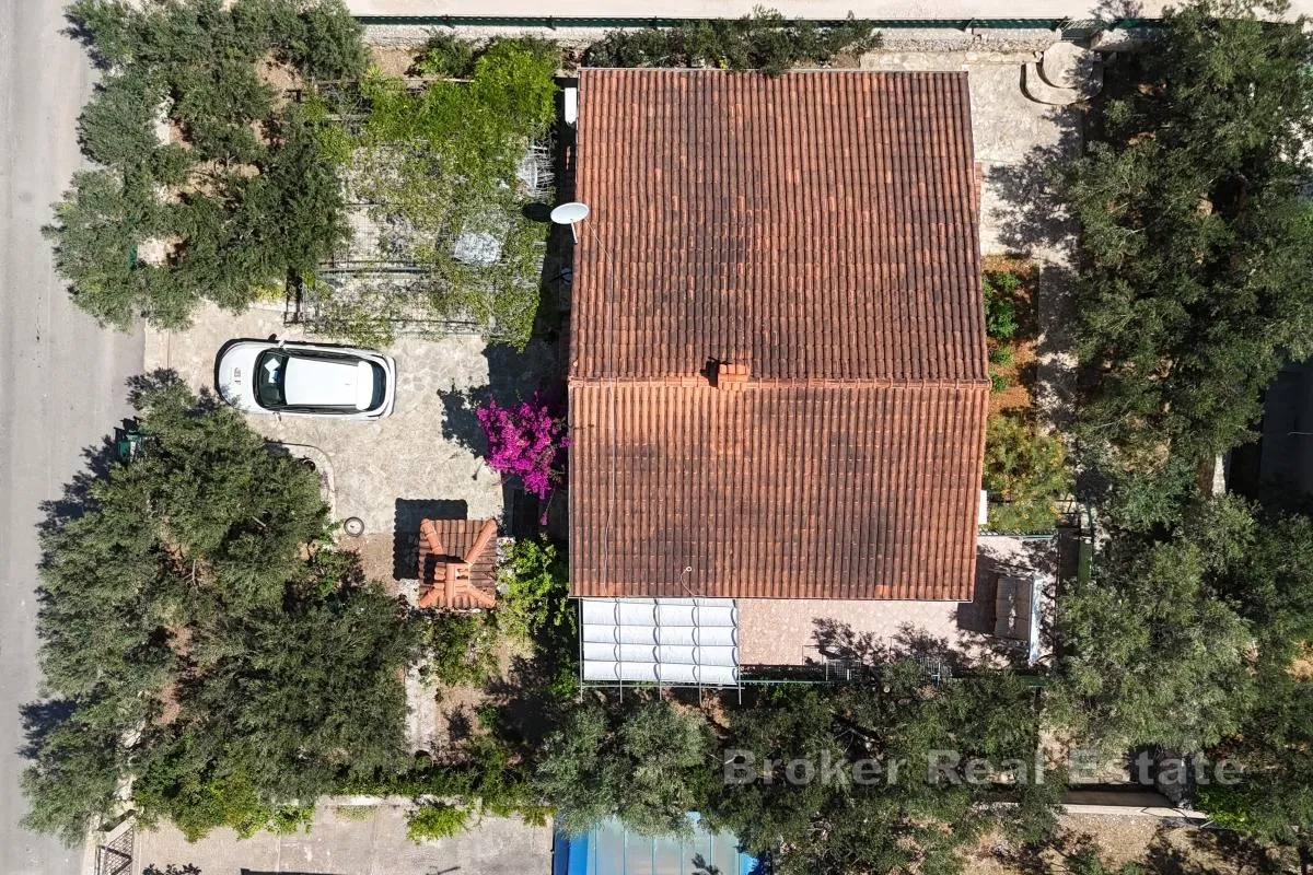 samostojeća kuća s dva stana i velikim potencijalom - slika 13