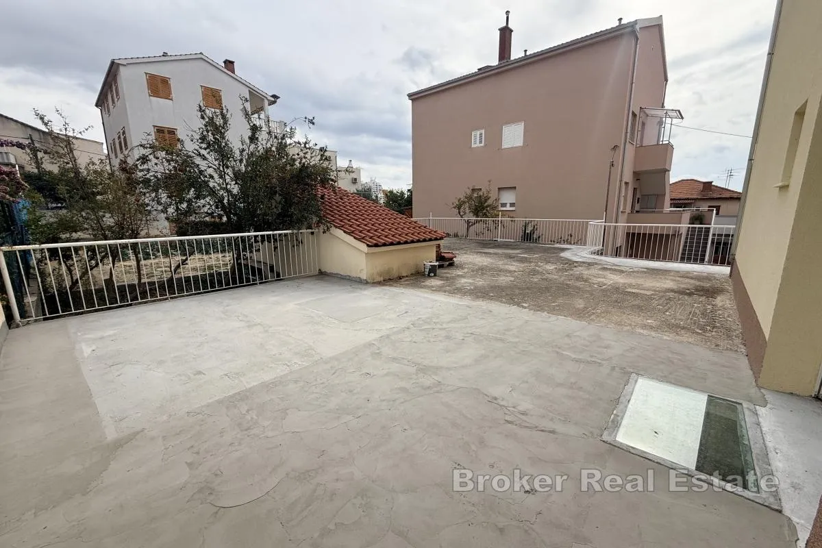 renovirani stan s prostranom privatnom terasom - slika 10