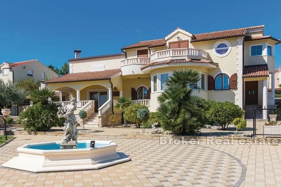 luksuzna vila s bazenom - slika 1