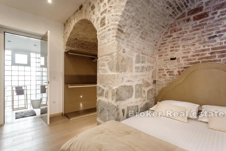 apartman u centru grada - slika 4