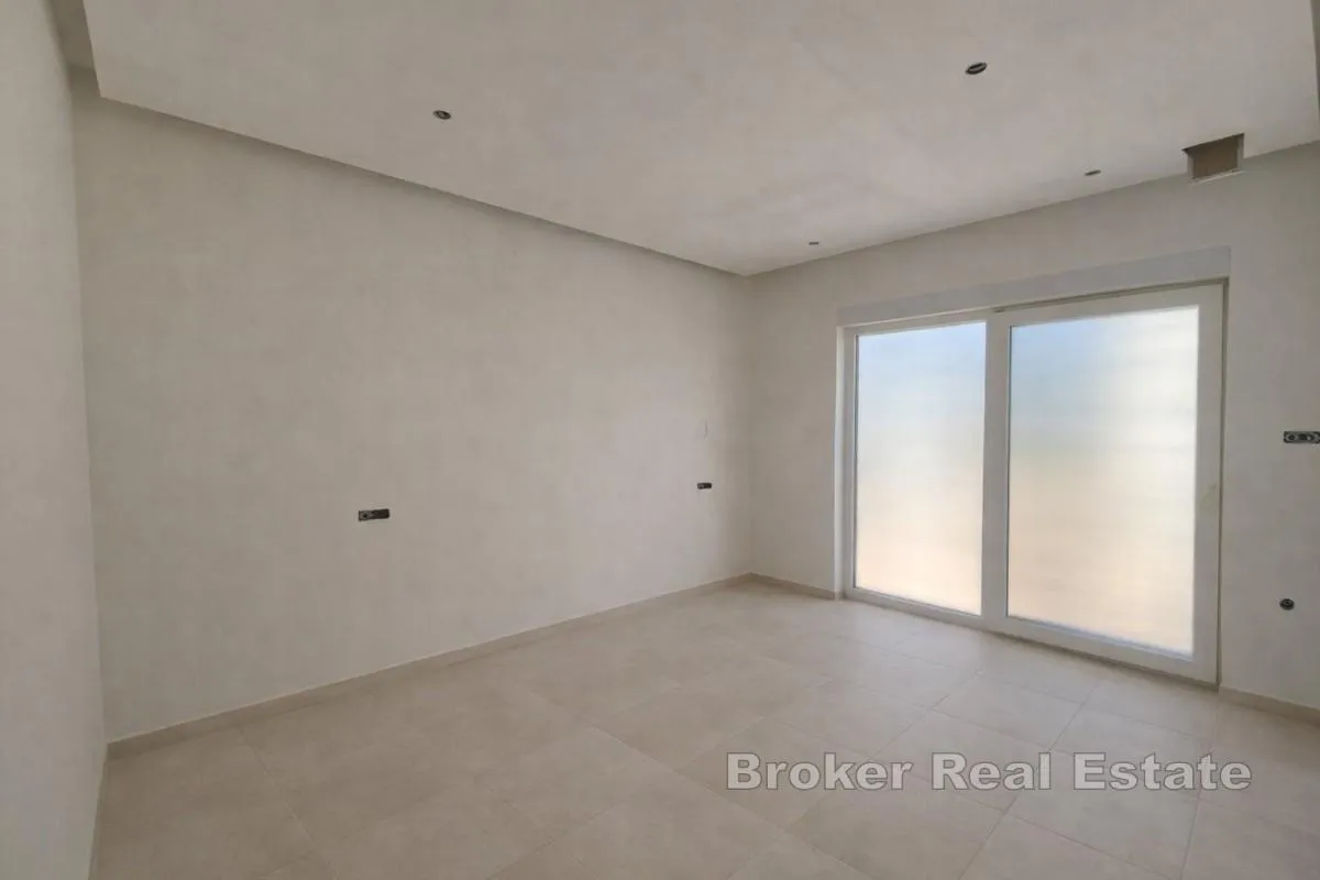 penthouse s krovnom terasom i otvorenim pogledom na more - slika 9