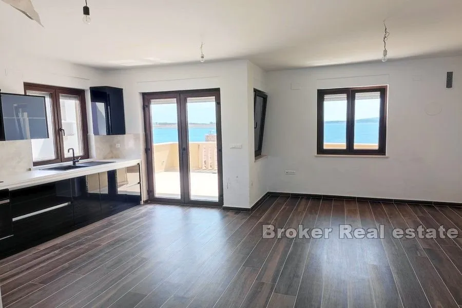 apartman prvi red uz more - slika 13