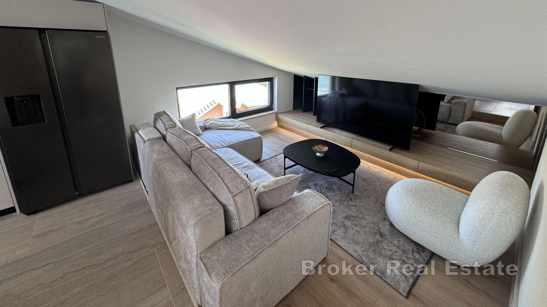 luksuzan penthouse u prvom redu do mora - slika 4