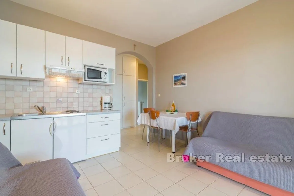 kuća s više apartmana prvi red do mora - slika 10