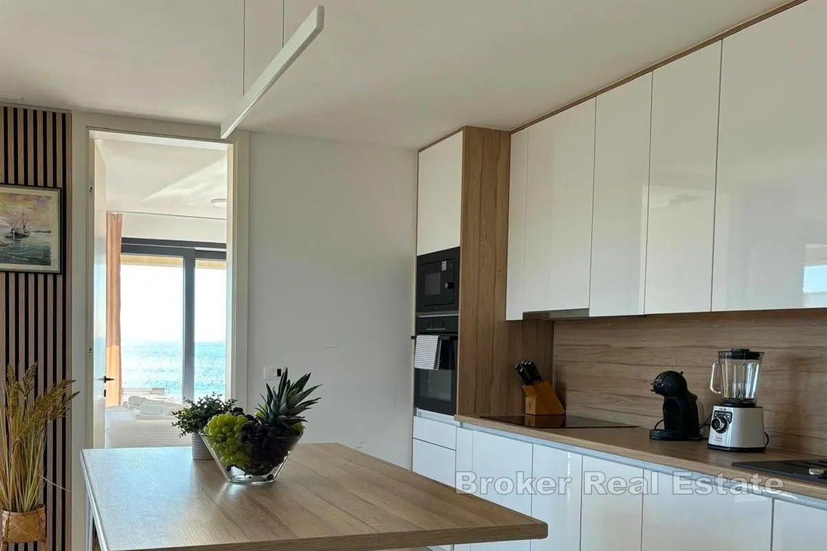 apartman prvi red do mora s bazenom - slika 11