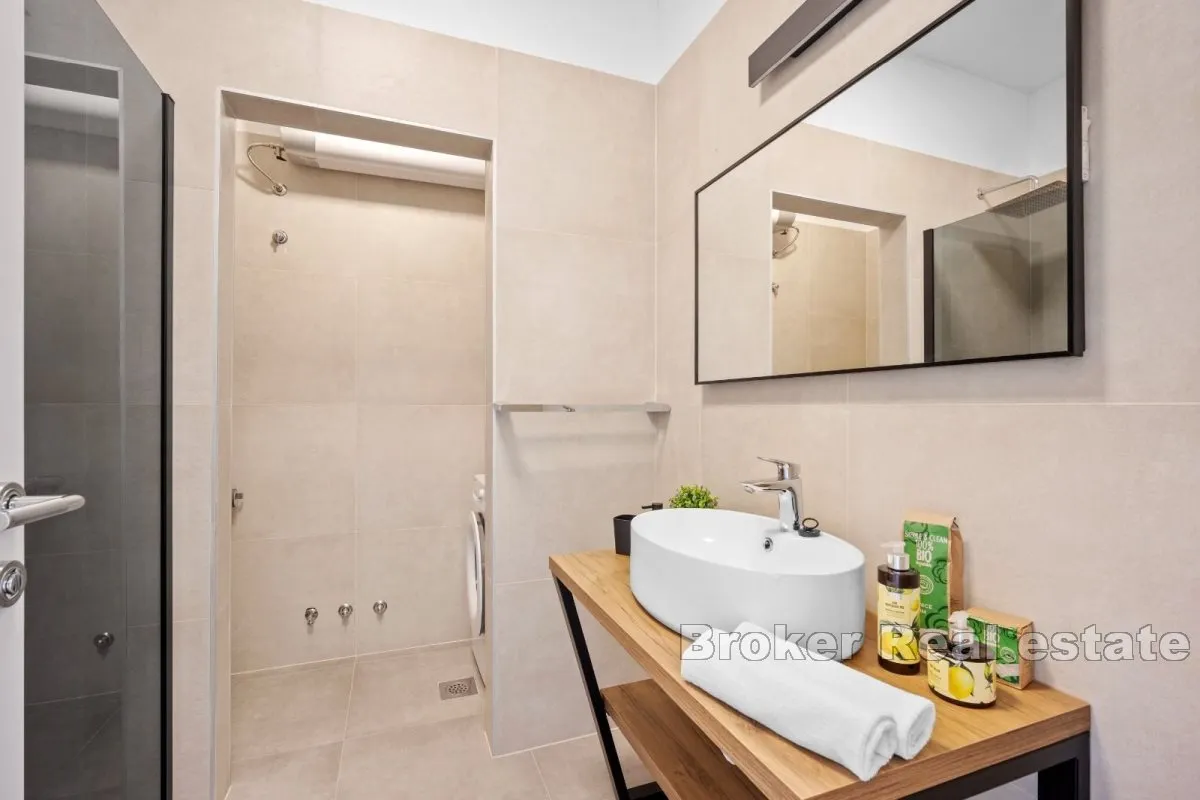 luksuzan penthouse s bazenom i prekrasnim pogledom na more - slika 16