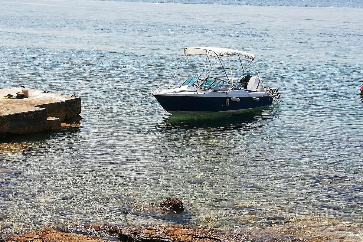 samostojeća kuća na malom otoku rivanj, prvi red uz more - slika 9