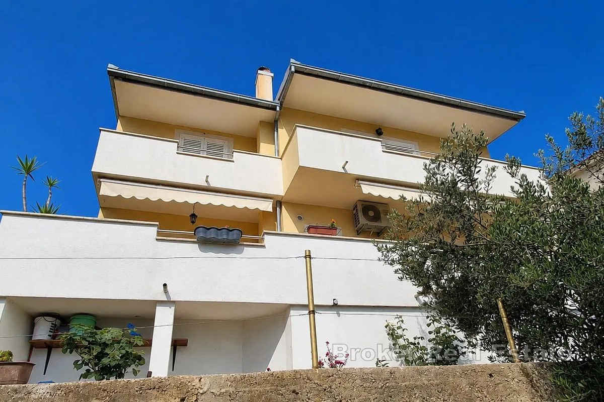 obiteljska kuća s dva stana i pogledom na split - slika 2