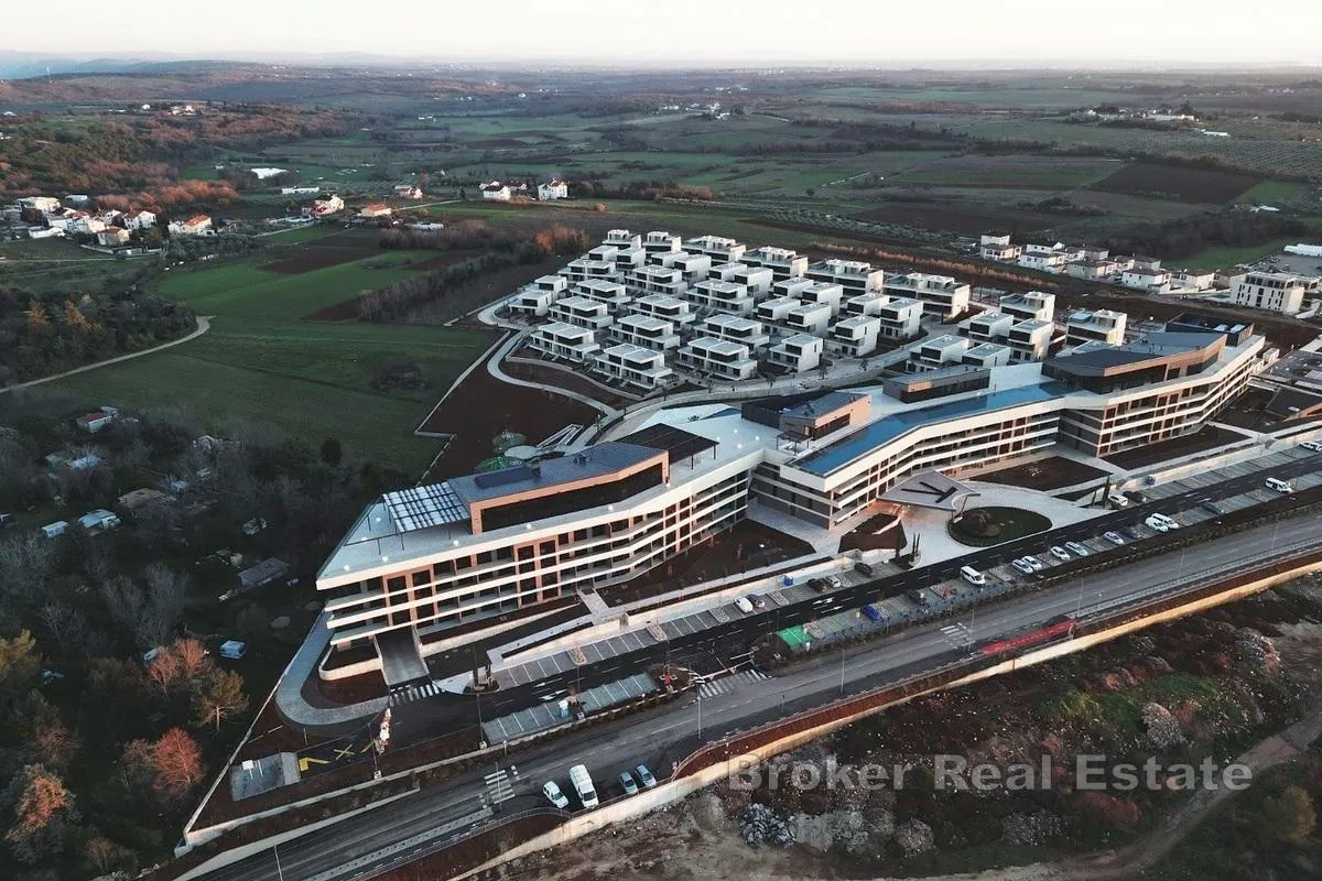 predivni dvoetažni penthouse u modernoj novogradnji unutar resorta - slika 10