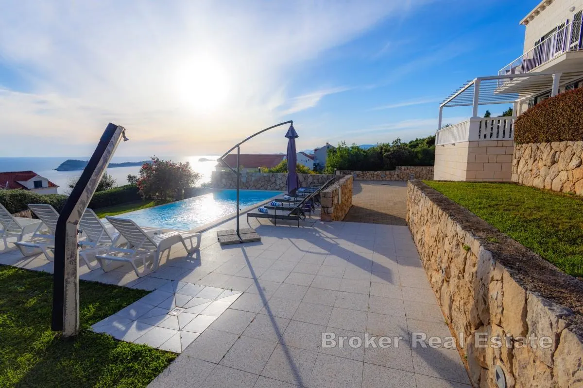prekrasna vila s bazenom i 3 prostrana apartmana - slika 3