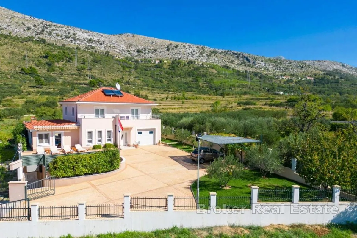 prostrana vila s bazenom u potpunoj prirodi - slika 15