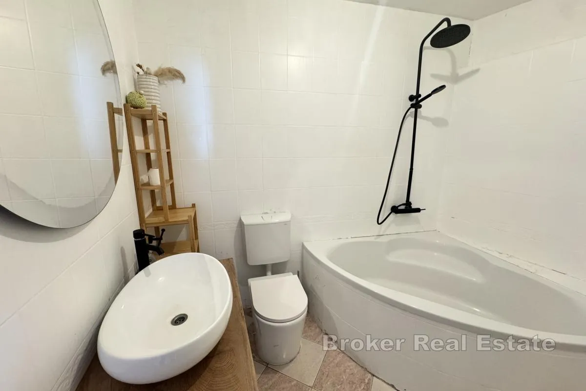 dvosoban apartman s pogledom na more - slika 11