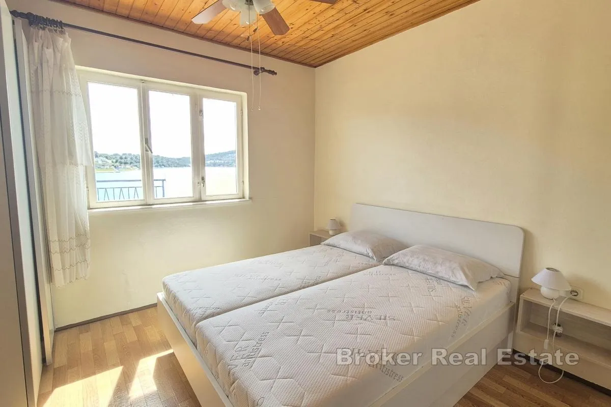 apartmanska kuća u prvom redu do mora - slika 7