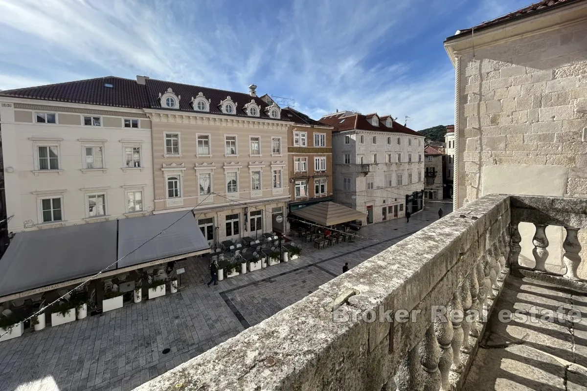 troetažni apartman u centru, na prodaju - slika 2
