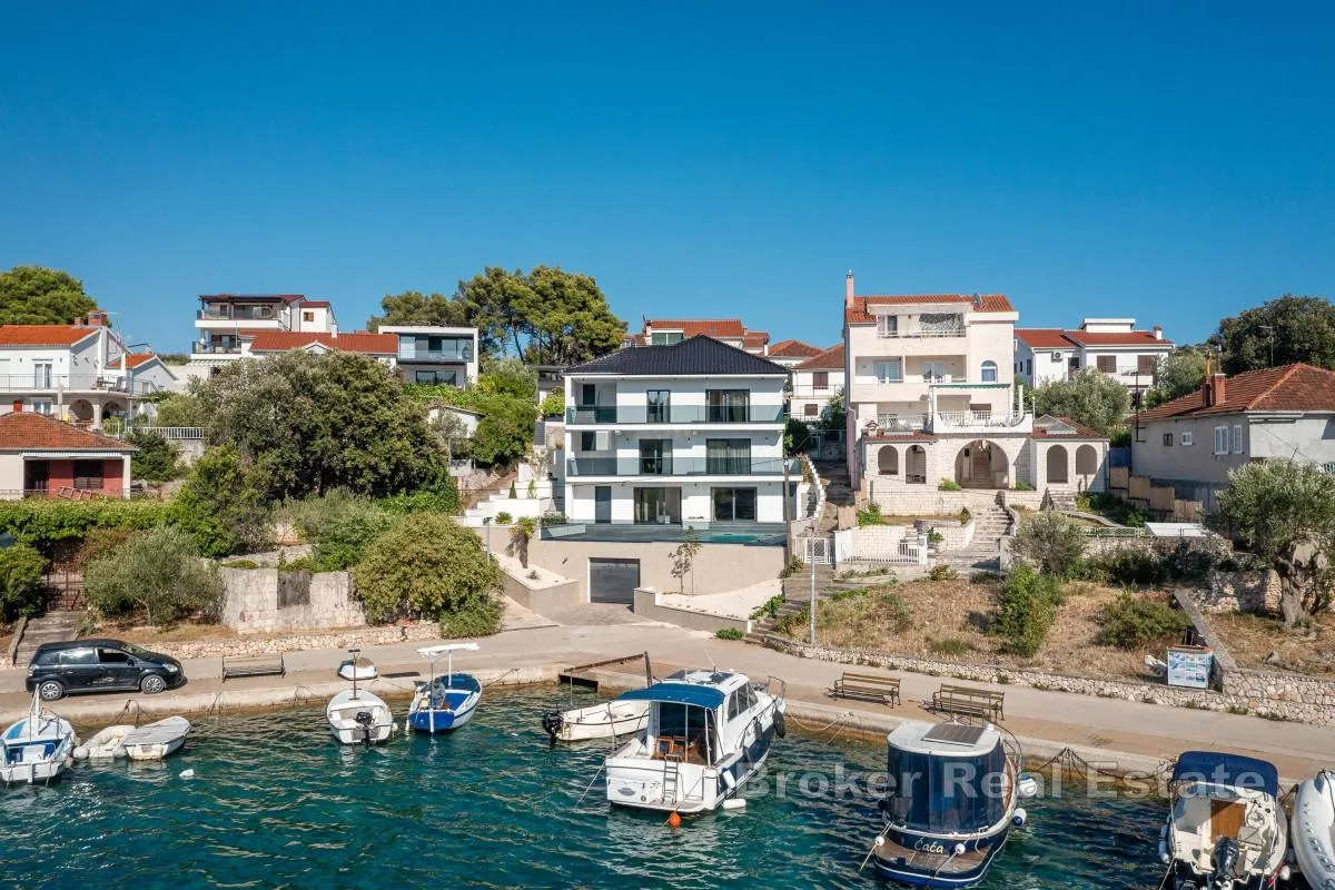 moderna vila – prvi red do mora u blizini rogoznice - slika 1