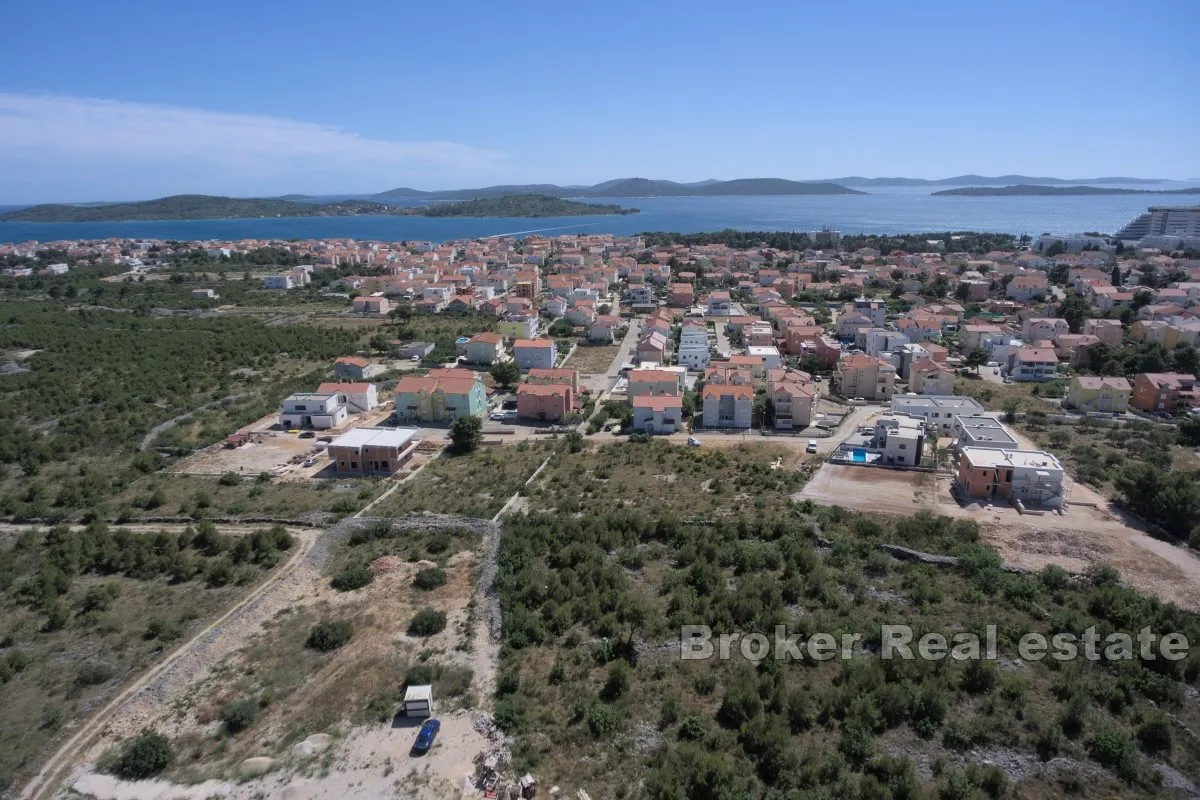 Prostrano građevinsko zemljište s pogledom na more - Vodice
