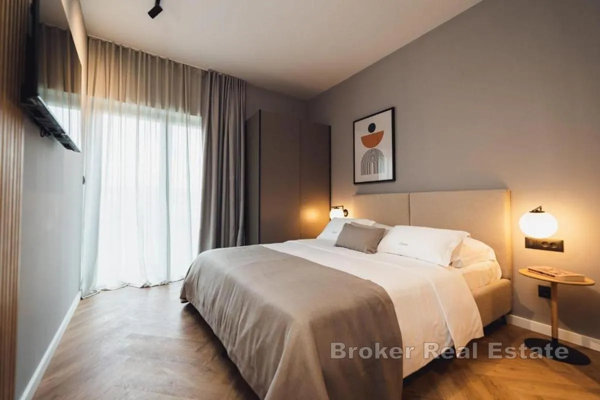 vila s dva apartmana i bazenom - slika 13