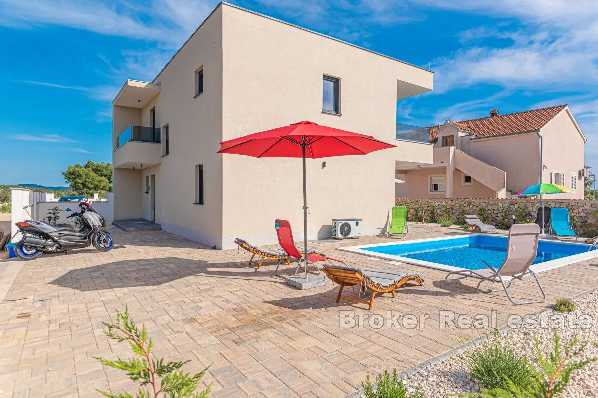 vila s bazenom - slika 3