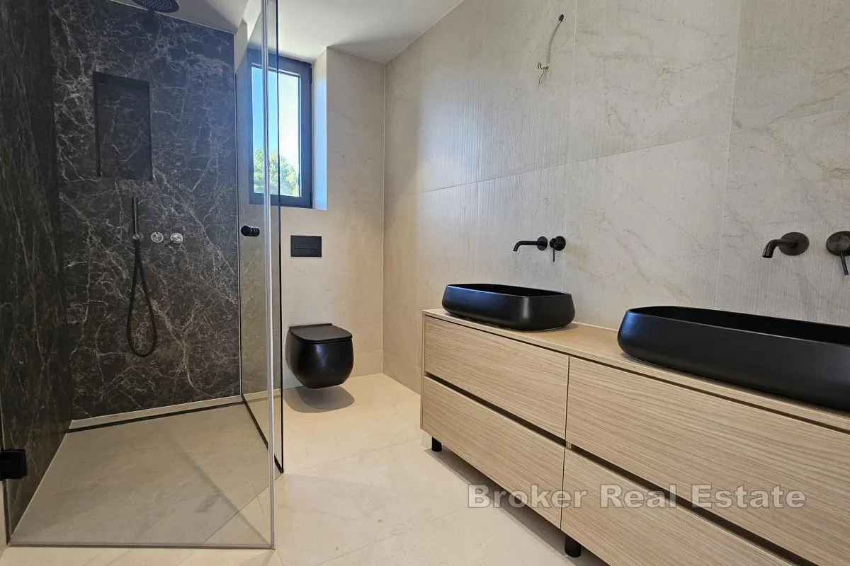 penthouse s krovnom terasom i bazenom - slika 11