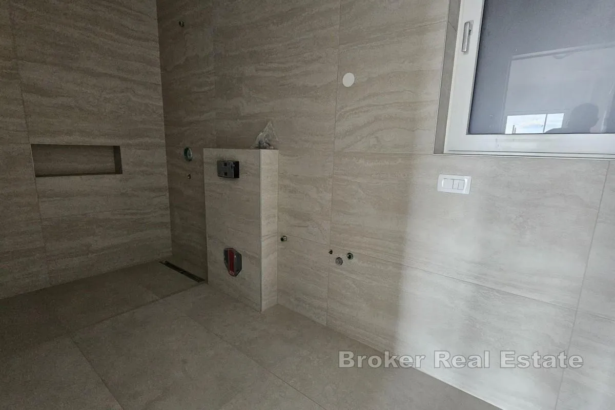 moderan apartman s bazenom i okućnicom - slika 7