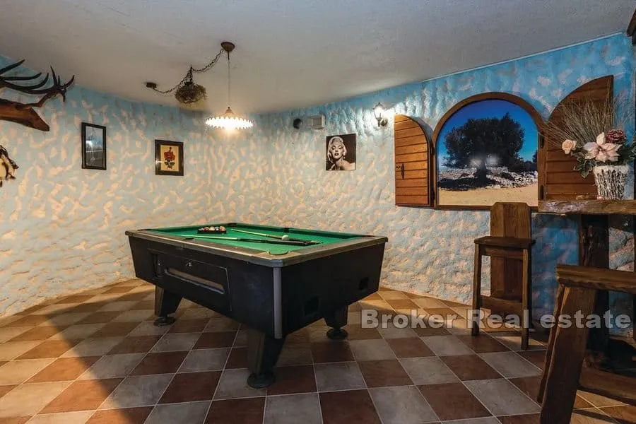 luksuzna vila s bazenom - slika 9