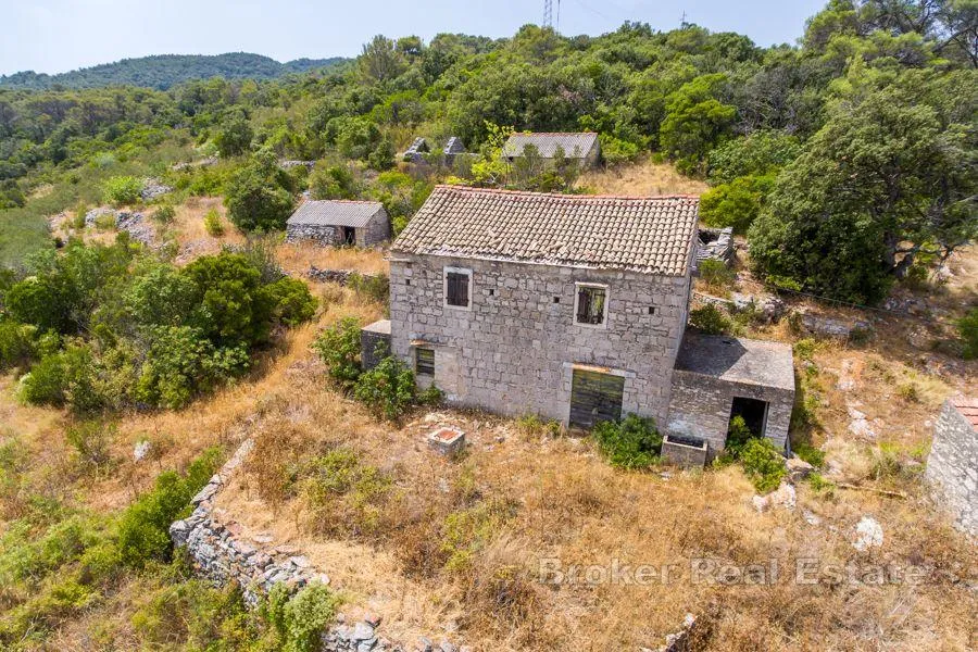imanje sa starim kamenim kućama - slika 5