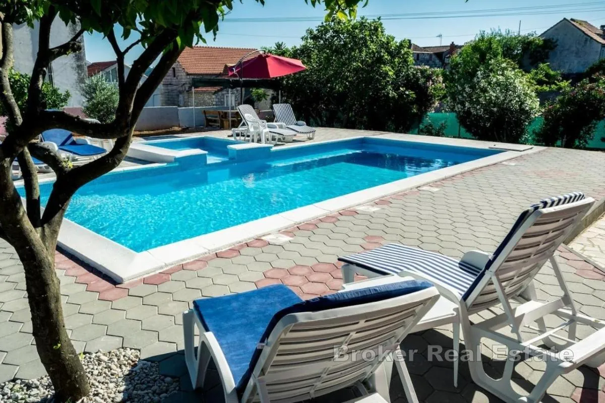 samostojeća kuća s bazenom i pogledom na more - slika 3