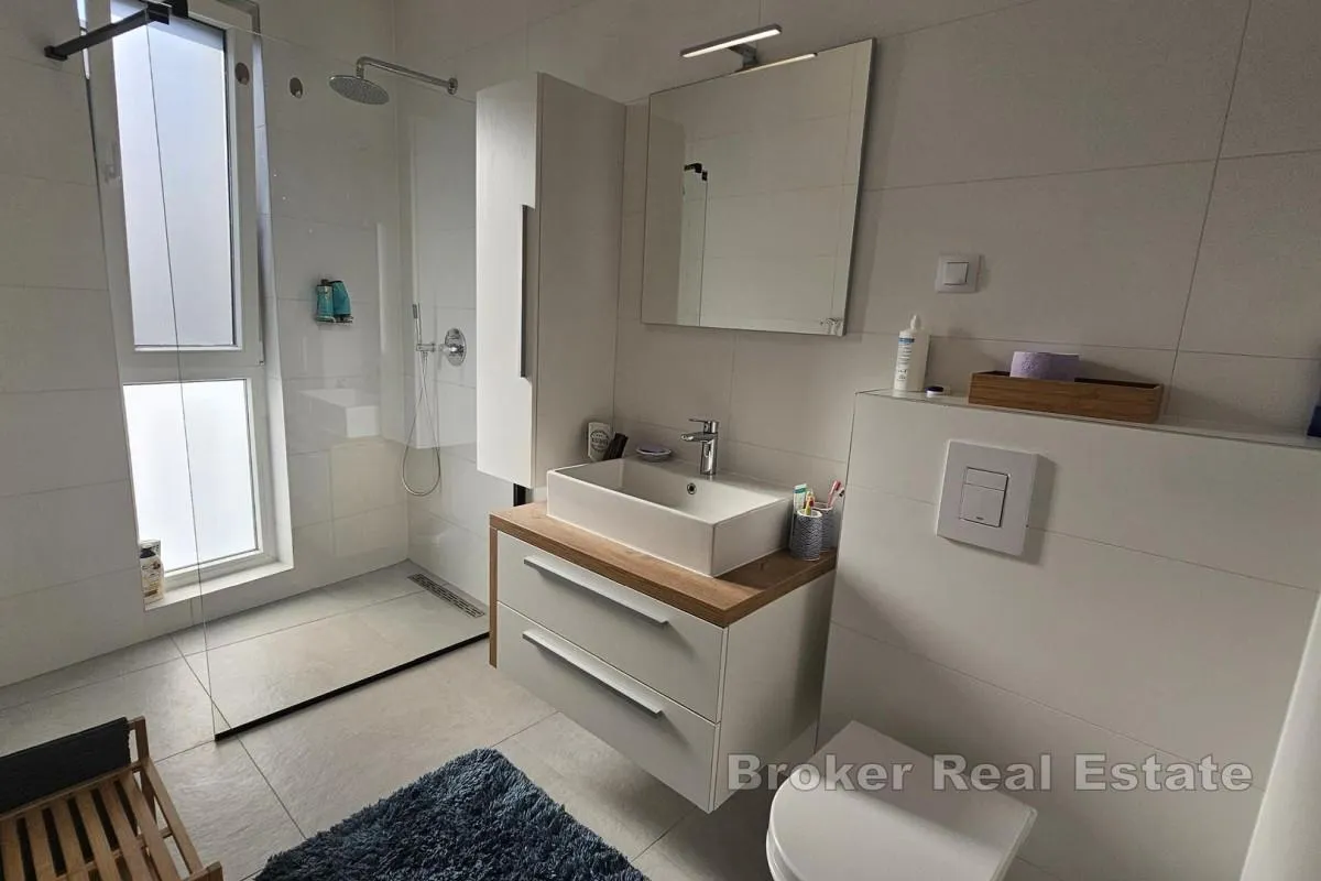 dvoetažni apartman s vrtom - slika 11