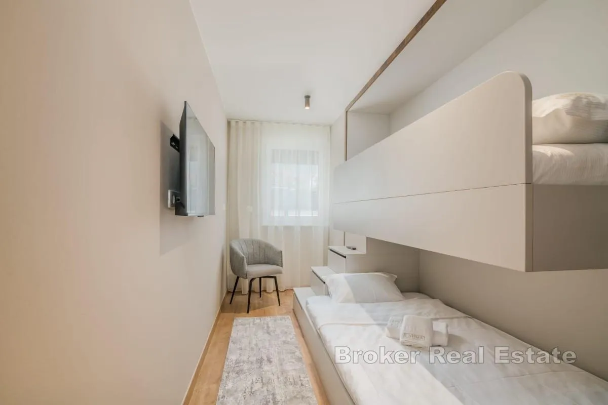 luksuzni trosoban apartman s bazenom i okućnicom - slika 11