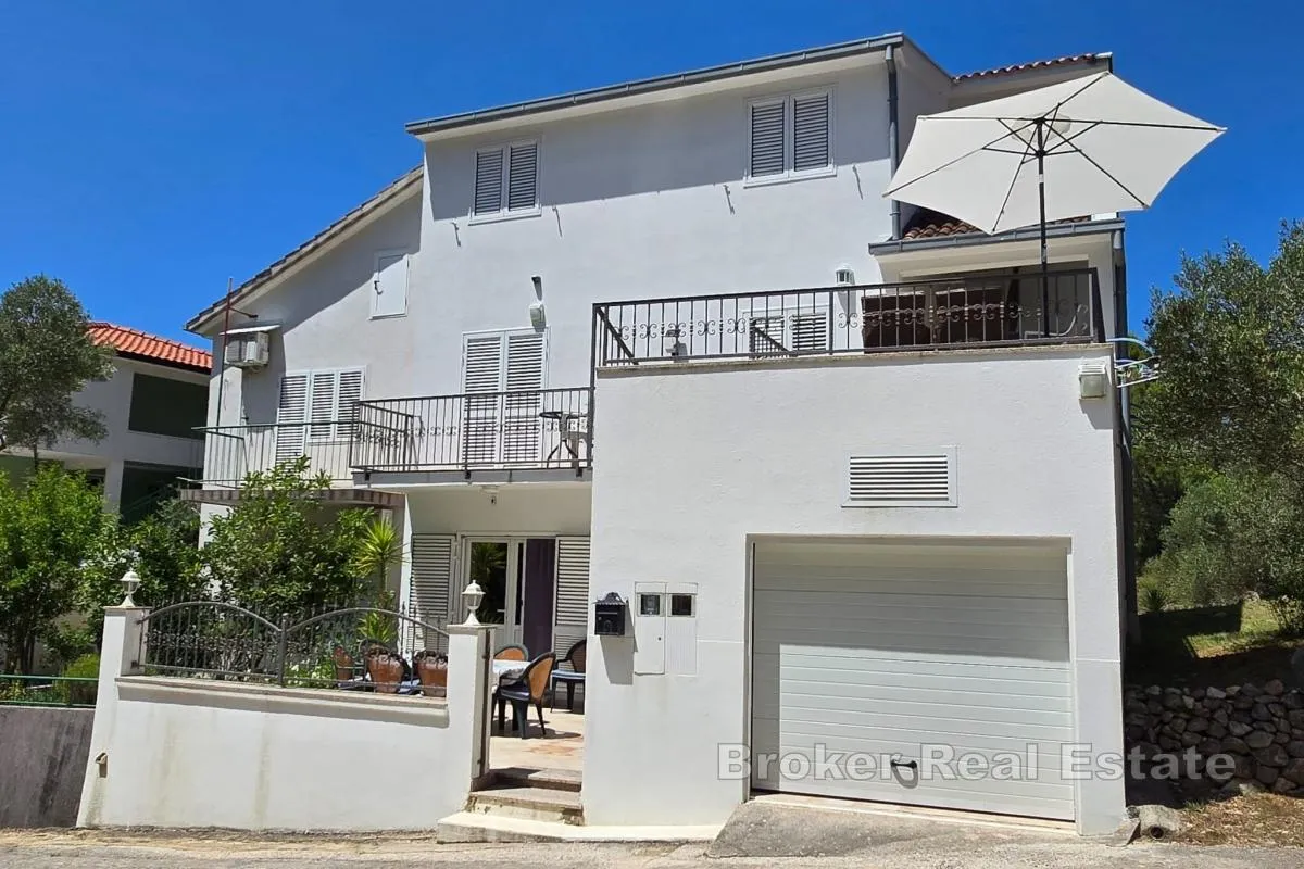 Obiteljska kuća s apartmanima u neposrednoj blizini mora - Makarska
