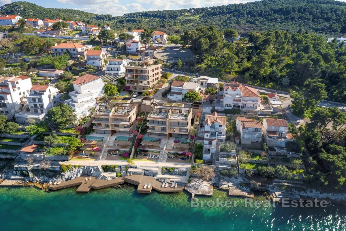 vrhunski dvoetažan stan u prvom redu do mora s privatnim bazenom - slika 18