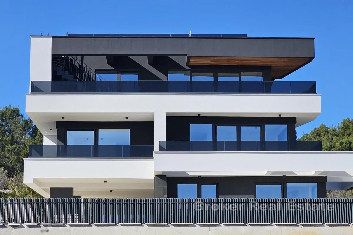 penthouse s krovnom terasom i bazenom - slika 17