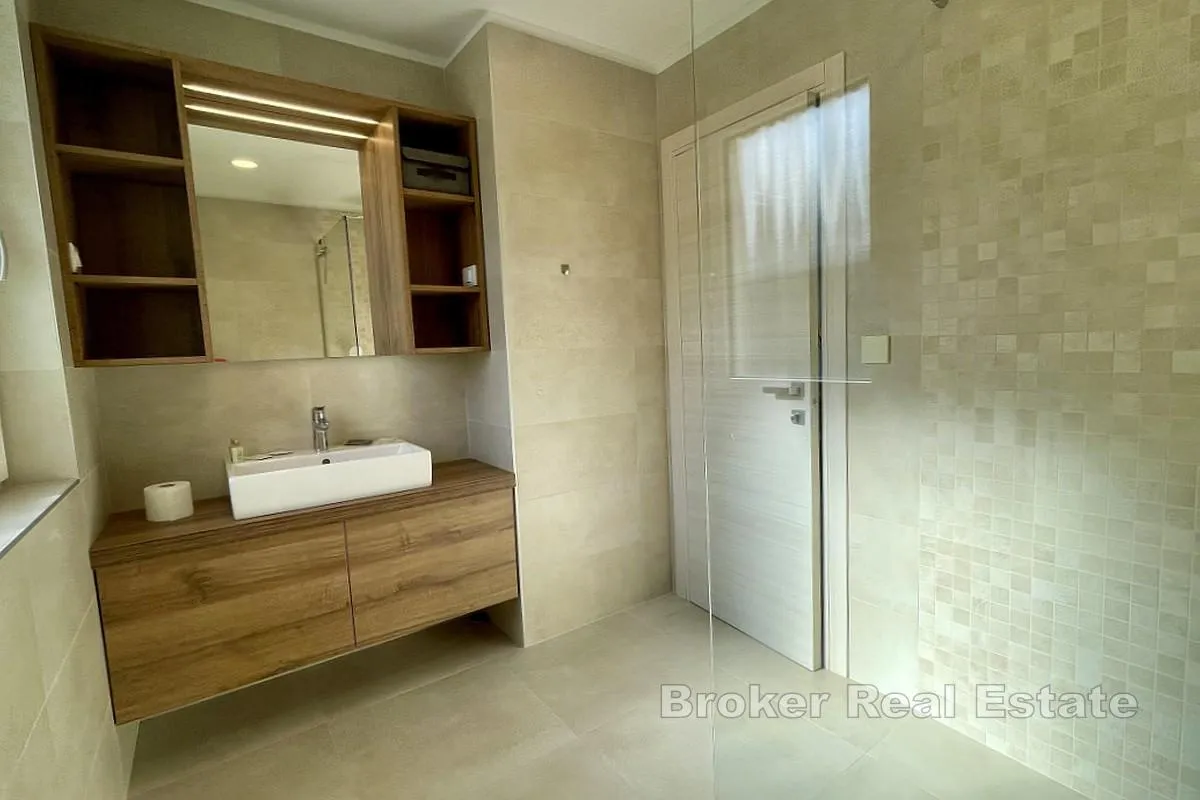 moderan apartman s pogledom na more - slika 11