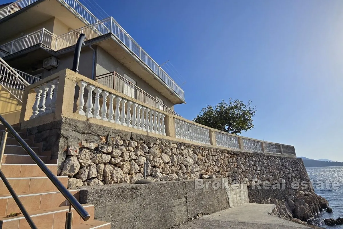 kuća s privatnim pristupom moru i betonskoj plaži - slika 6