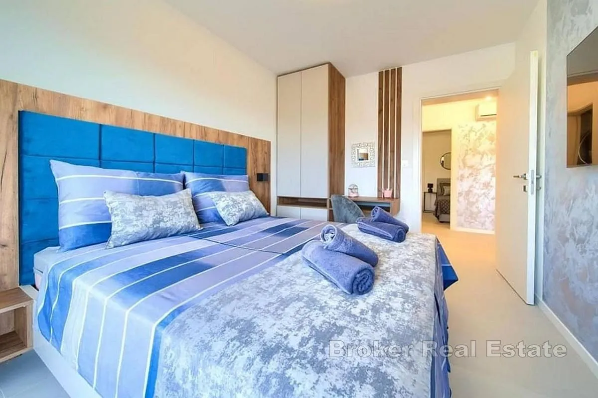 moderan dvoetažni apartman s bazenom - slika 5