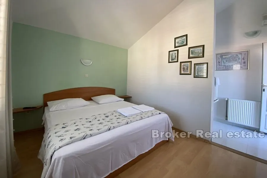 prekrasna kuća s dvorištem u blizini centra - slika 11