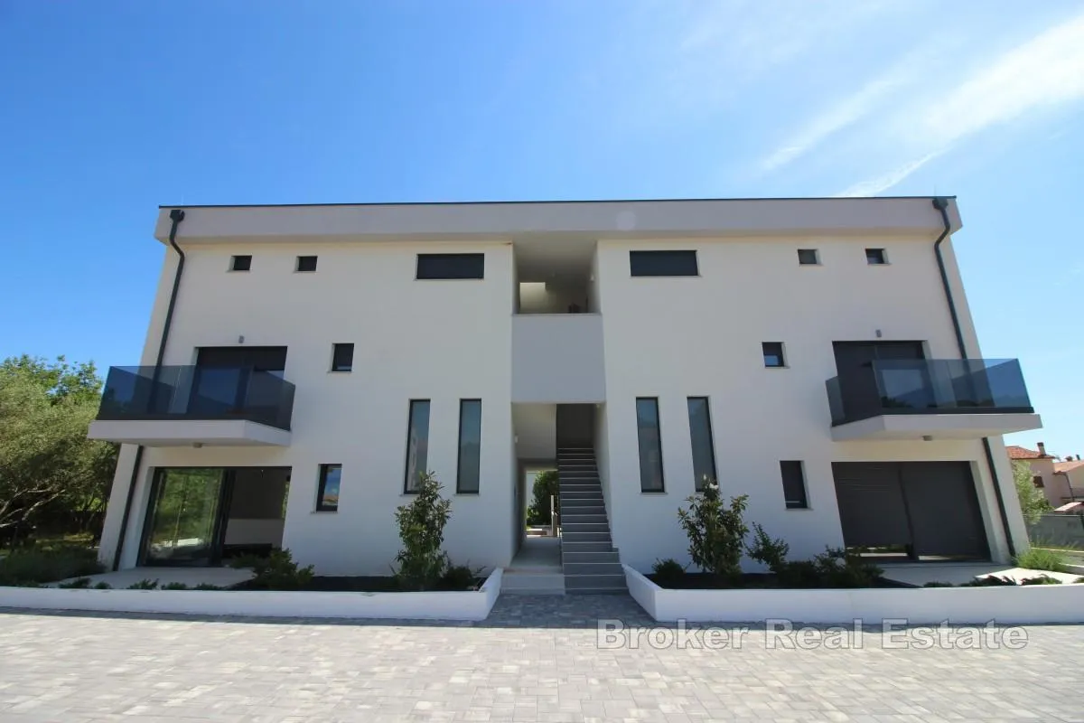 dvoetažni apartman s bazenom u blizini mora - slika 11