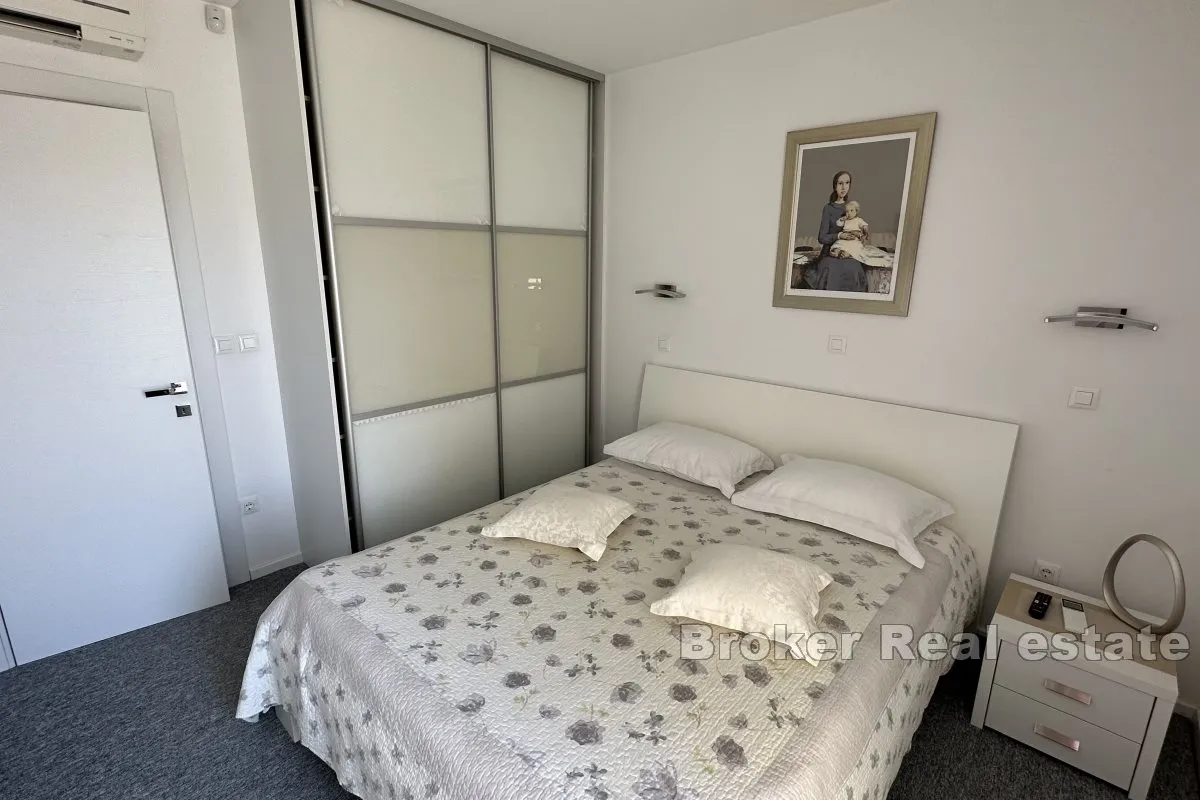 atraktivan penthouse s velikom terasom i jacuzzijem - slika 8