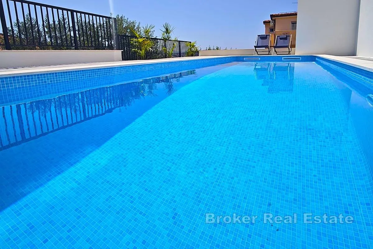 luksuzni penthouse s krovnom terasom i panoramskim pogledom na more - slika 18