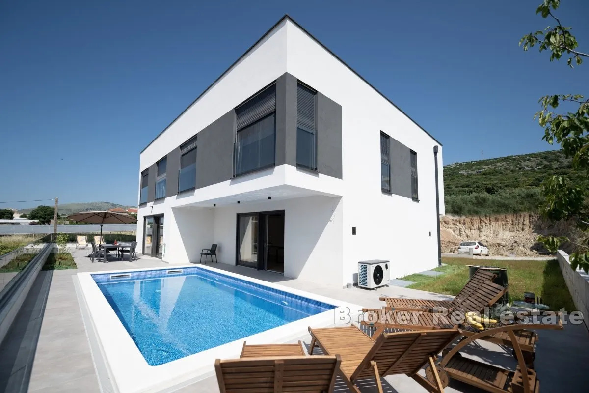Vila s bazenom i garažom - Trogir