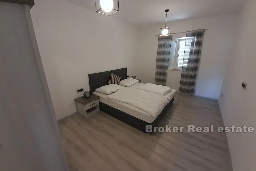 apartmanska zgrada u prvom redu do mora - slika 9