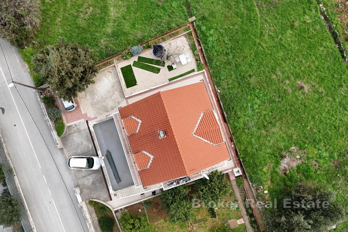 kuća s dodatnim objektom i vrtom - slika 3